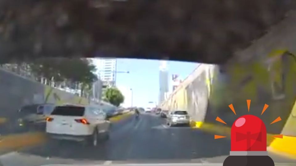 Camioneta impacta terriblemente a un motociclista en avenida de Guadalajara | VIDEO