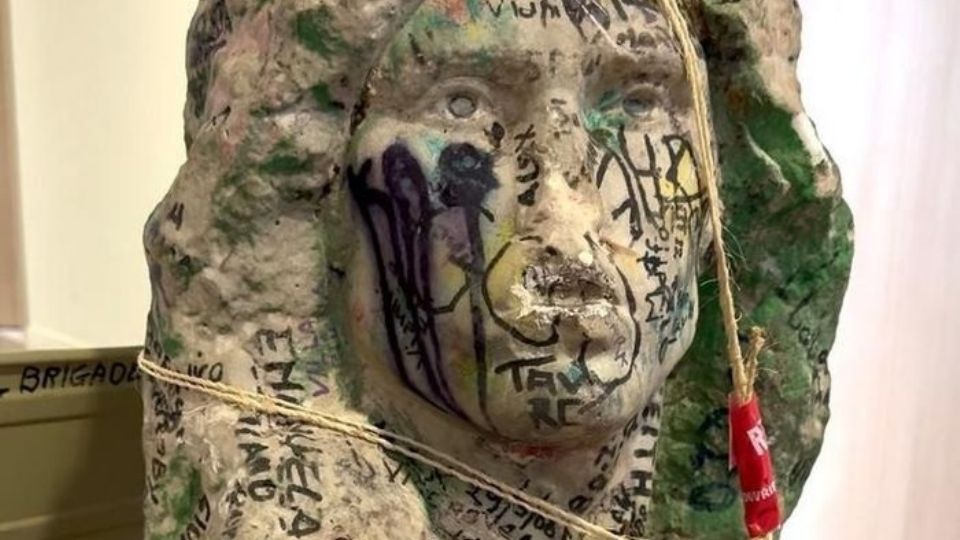 Busto de Jim Morrison, líder de The Doors, que fue hallado por la policía francesa, luego de 37 años desaparecido.