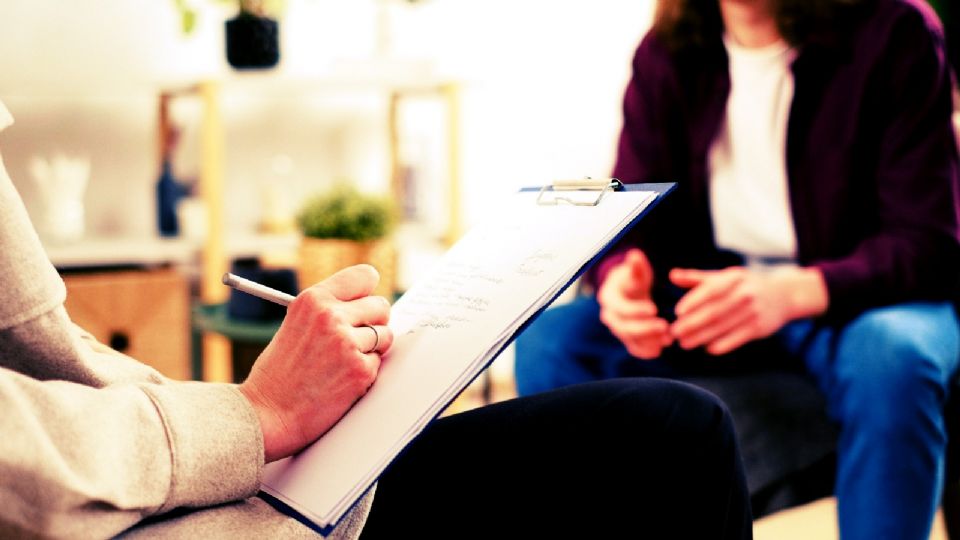 Psicóloga dando terapia.