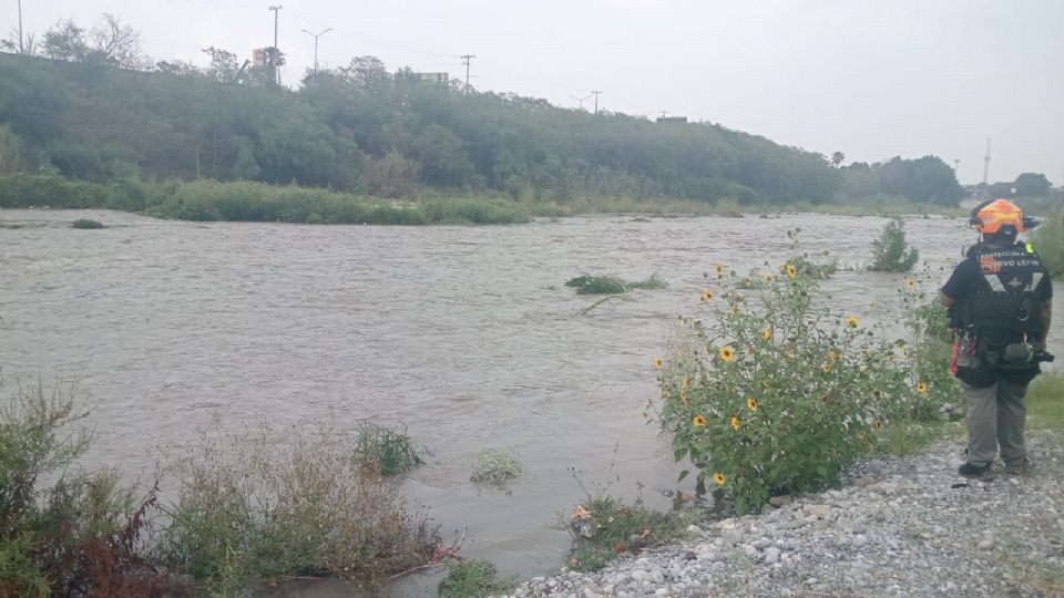 Elementos de Protección Civil rescataron a seis personas atrapadas en el río Santa Catarina debido al incremento del caudal.