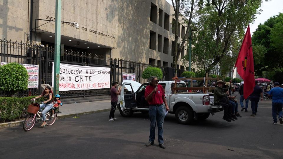 La CNTE protestó afuera de la Segob, donde fueron recibidos.