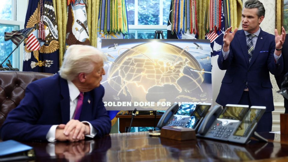 El secretario de Defensa de Estados Unidos, Pete Hegseth, habla mientras hace un anuncio con el presidente de Estados Unidos, Donald Trump.