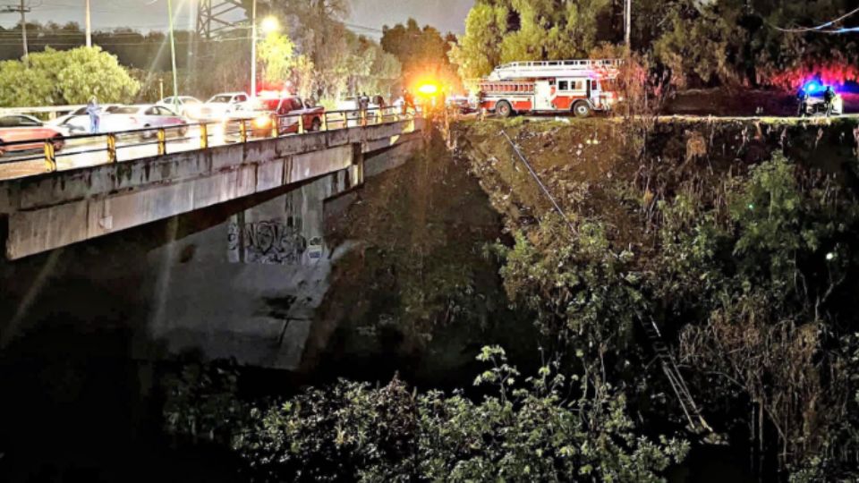 El auto en el que viajabanlos estudiantes cayó al canal de aguas negras del Emisor Poniente.