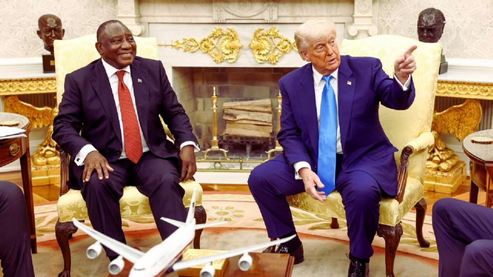 El presidente sudafricano, Cyril Ramaphosa, se disculpó, aparentemente en tono jocoso, por no disponer de un avión que obsequiar a Trump.