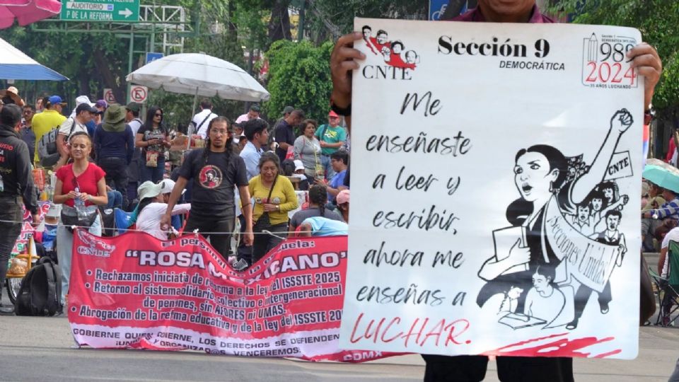 Miembros de la CNTE mantienen bloqueos en la Ciudad de México.