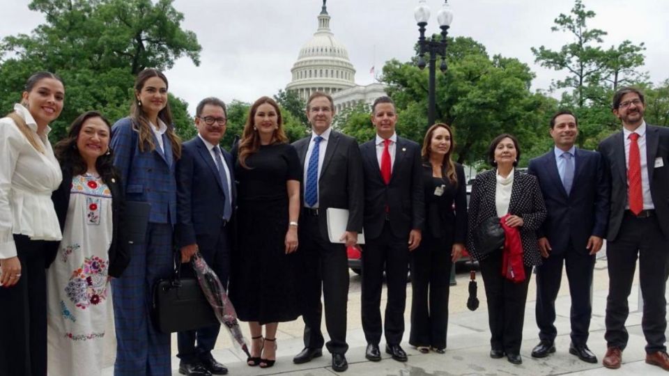 El embajador de México en EU, Esteban Moctezuma, con un grupo de senadores mexicanos que fueron a dialogar con sus contrapartes por el impuesto a las remesas.