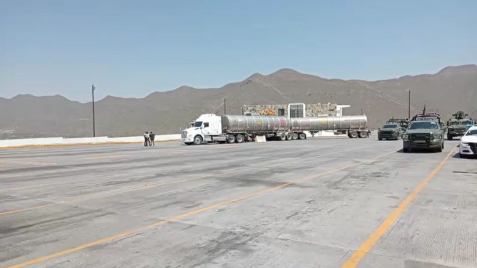 Protección Civil de Nuevo León y Guardia Nacional controlaron una fuga de gasolina en un autotanque sobre la autopista Monterrey-Saltillo, sin riesgos para la población.
