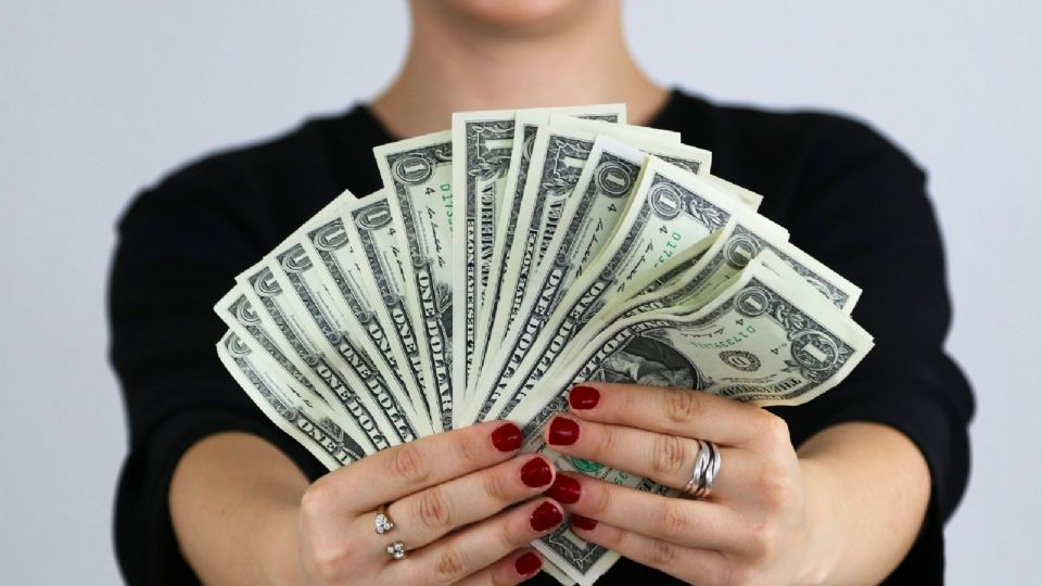 “¿En qué parte el impuesto a las remesas (la cantidad que sea) son ‘buenas noticias’?”, cuestionó la diputada Paulina Rubio.