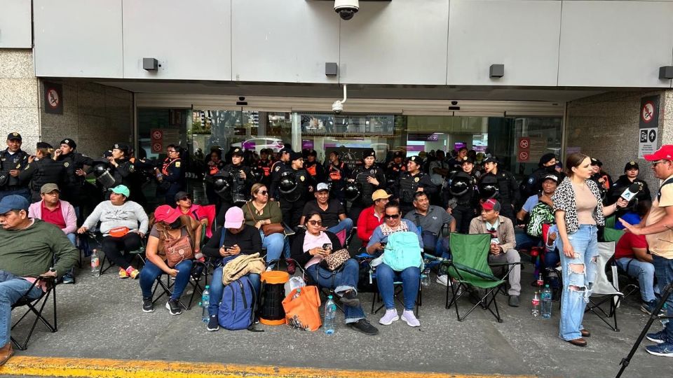 Miles de usuarios se vieron afectados por la protesta de la CNTE en el AICM.