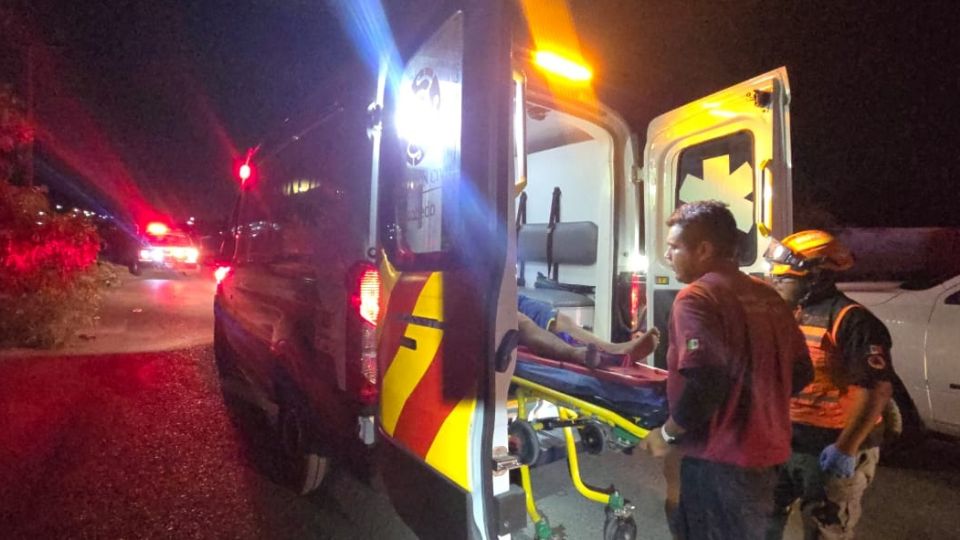 El lesionado fue trasladado a un hospital de la localidad para su valoración médica.