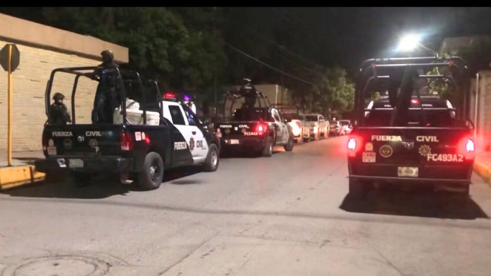Oficiales de Fuerza Civil mantienen vigilancia en el hospital del IMSS de Montemorelos.