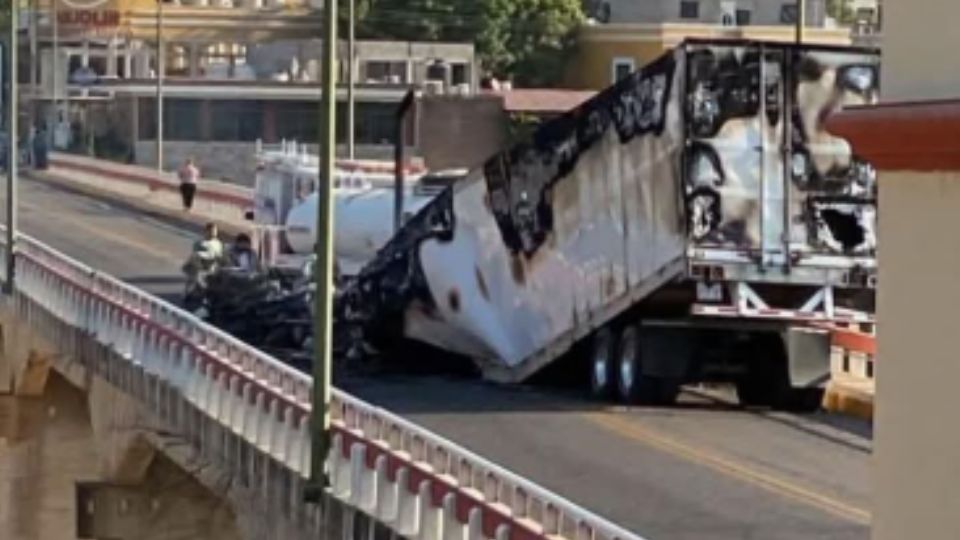 En San Ingnacio, Sinaloa, se registraon bloques y quema de camiones.