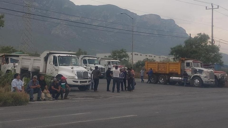 Los operadores de camiones de carga se congregaron en el municipio de Santa Catarina.