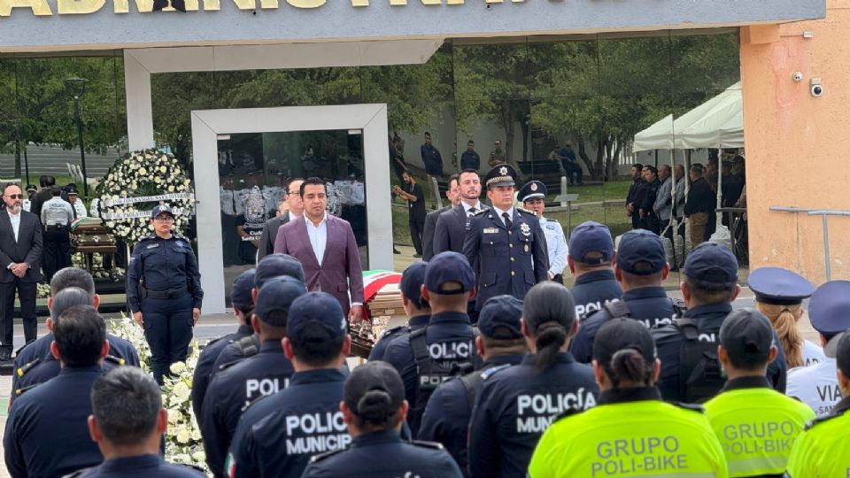 Durante la guardia de honor, el alcalde Jesús Nava expresó su reconocimiento a la labor y compromiso de la oficial.