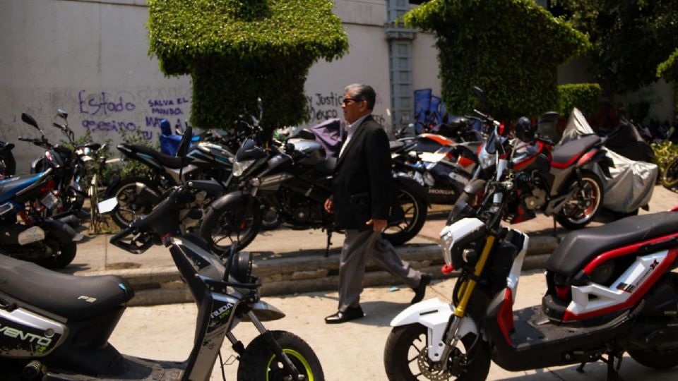 Cabe hacer mención que esta regulación se había exigido por la sociedad a raíz del incremento de delitos y agresiones por parte delincuentes cometidos en motocicletas.