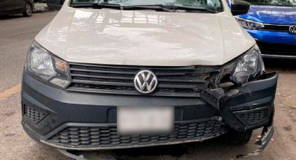 Conductor de camioneta de reparto arrolla a dos asaltantes; los detienen con apoyo de vecinos