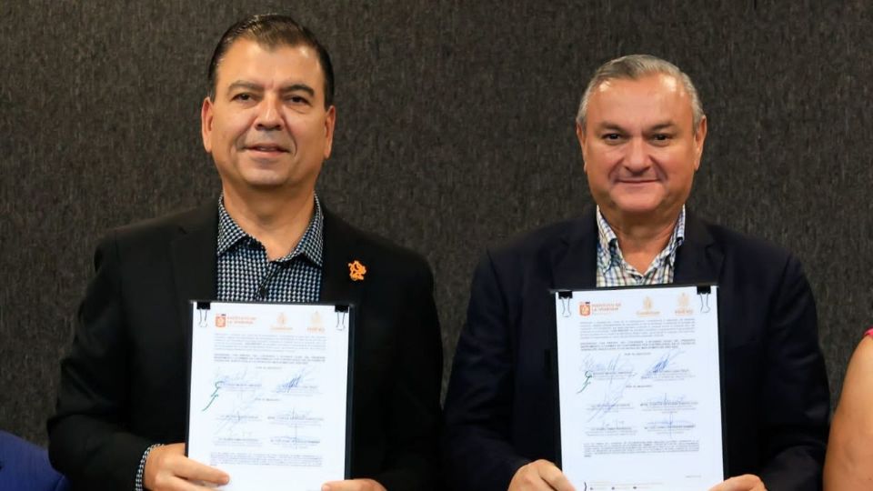 El alcalde Héctor García y el director de IVNL, Eugenio Montiel, durante la firma del convenio para regularizar terrenos en Cerro Verde.