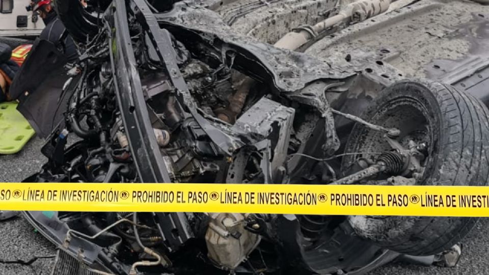 La camioneta tipo Ford Ranger quedó destruía y recostada sobre el pavimento.