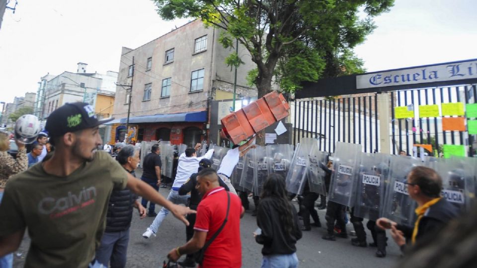 Se suscitó un conato de riña durante la protesta por el cierre de la Escuela de Homeopatía de México, ubicada en la calle de Peralvillo.