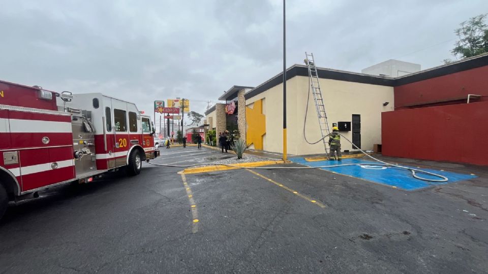 Autoridades evacuaron a 25 personas del restaurante en la colonia Mirador tras el reporte de incendio.