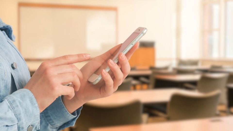 El celular, una herramienta cotidiana que desafía las normas escolares.