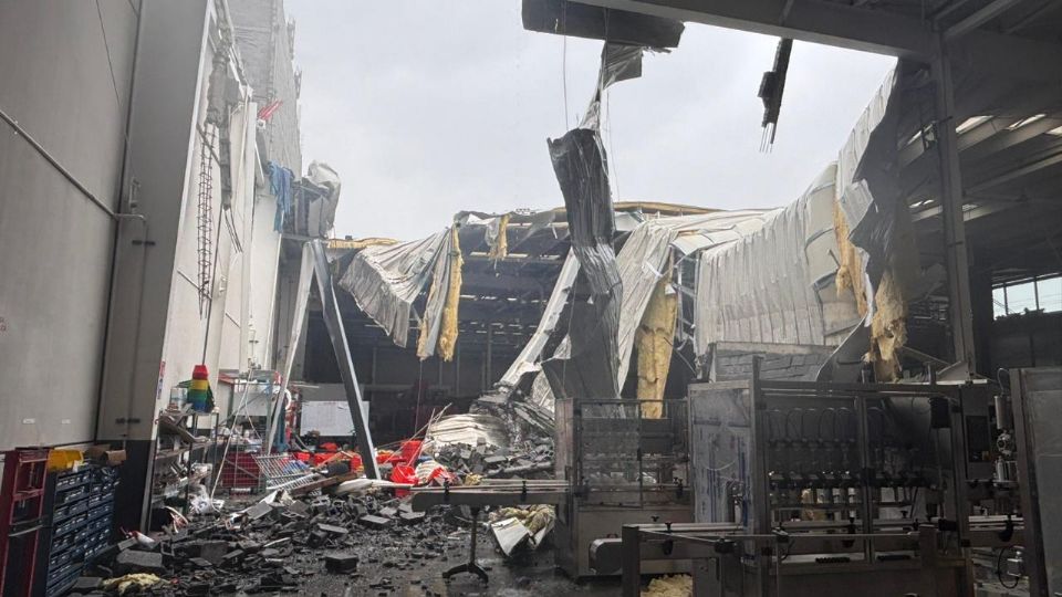 Elementos de Protección Civil acudieron al lugar del colapso para asegurar el área y evacuar al personal.