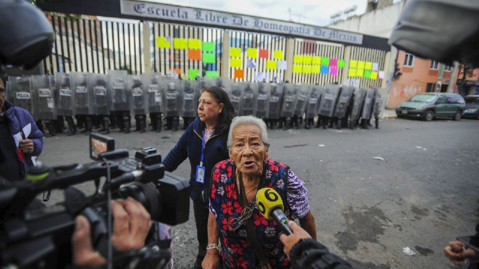 Se suscitó un conato de riña durante la protesta por el cierre de la Escuela de Homeopatía de México,.