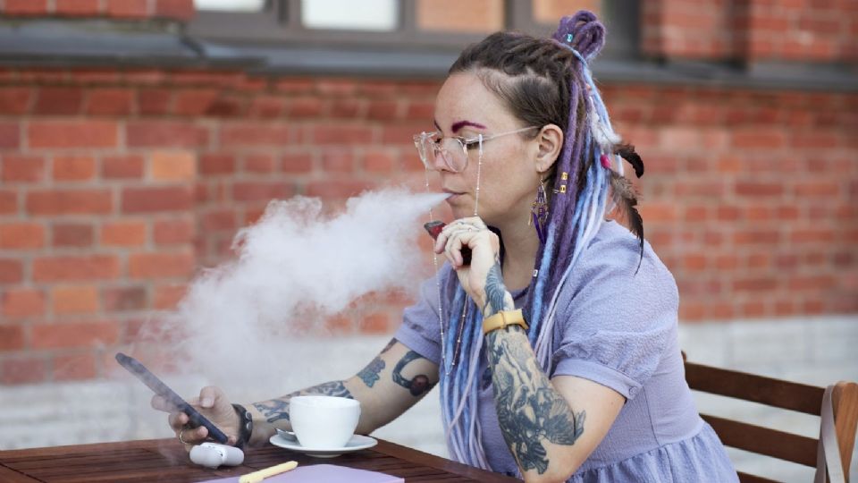 Sectores poderosos con negocios multimillonarios suelen presionar a legisladores federales e intentan corromperlos, hay que tener cuidado, recomienda Monreal a sus estudiantes de derecho.