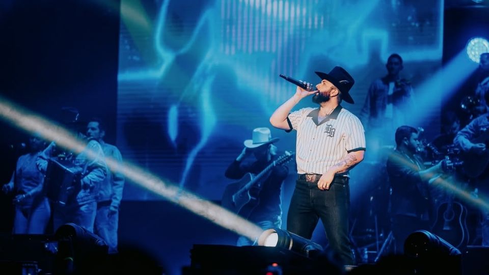 Carín León durante un concierto en Tampa, Florida.