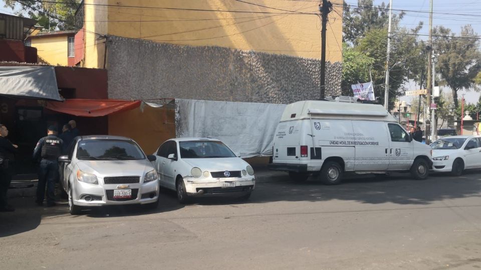 El hombre fue encontrado muerto fuera de una vecindad.