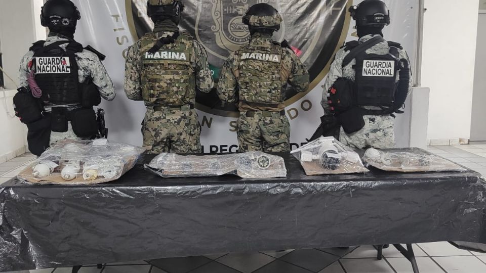 Elementos de Semar desactivan cámaras 'parásitas' del crimen organizado.