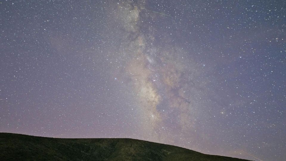Lluvia de estrellas 'Eta Acuáridas', procedente del cometa Halley, en el Barranco de Ajuy municipio de Pájara (Fuerteventura). EFE