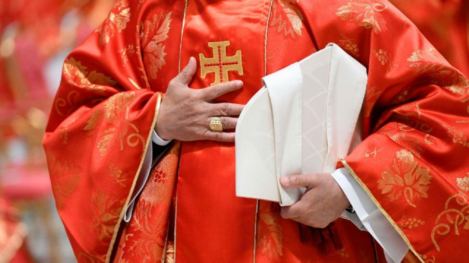 Los purpurados no pueden abandonar el Vaticano ni comunicarse con el exterior.