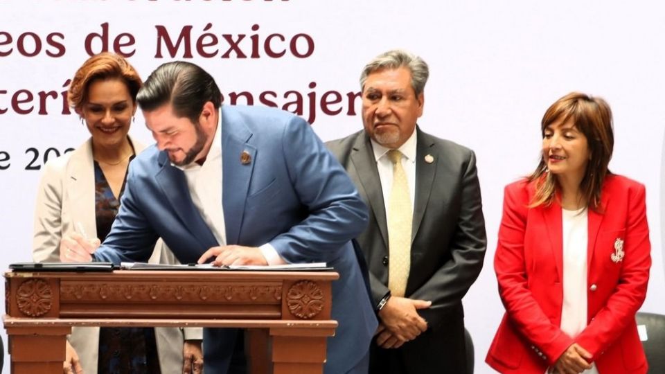Ismael Burgueño dio respaldo institucional a la firma del convenio de colaboración entre Mexicana de Aviación y Correos de México.