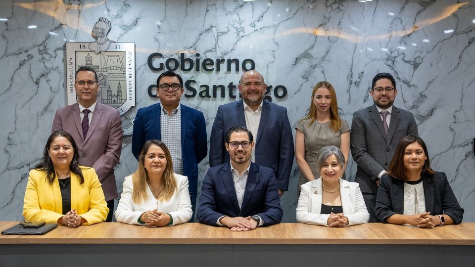 Autoridades del IEEPCNL y del municipio de Santiago firmaron el compromiso por la igualdad y el respeto a las mujeres en el servicio público.