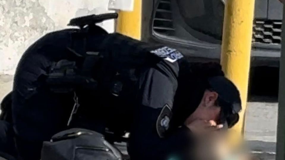 La oficial Andrea brindó RCP a una niña que se desvaneció afuera de la Clínica 25 del IMSS en Monterrey.