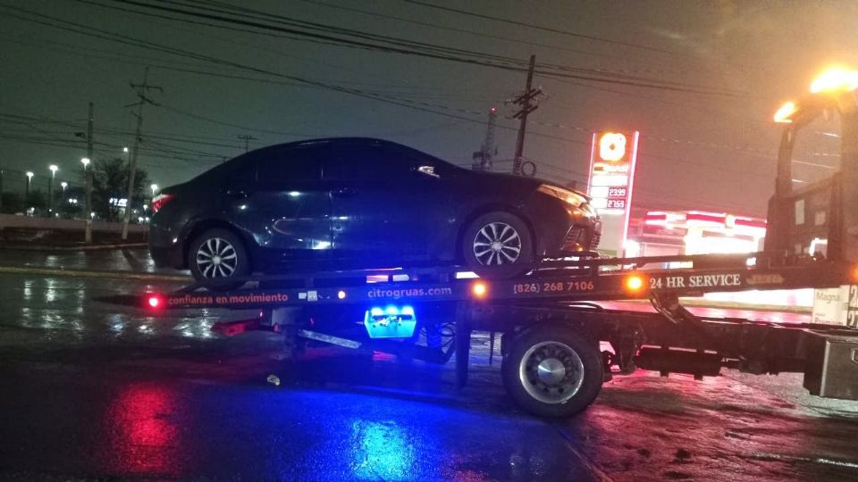 El Toyota Corolla negro fue asegurado por policías tras la detención del conductor en la colonia Rancho Viejo.