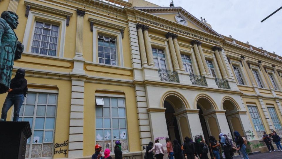 En varias dependencias están despidiendo a personal y luego los contratan nuevamente