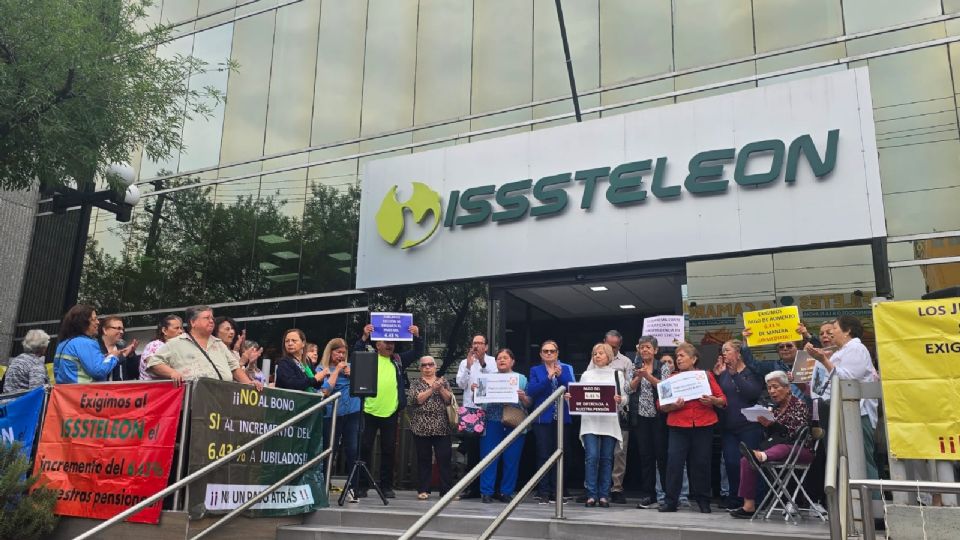 Jubilados aseguran que el gobierno estatal pretende sustituir el aumento legítimo con un bono menor, lo cual consideran una injusticia.