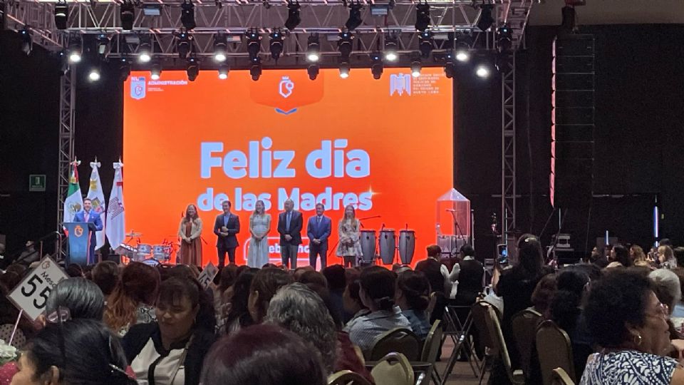 El gobernador recordó entre bromas que su madre quería verlo como Papa, pero terminó en la política.