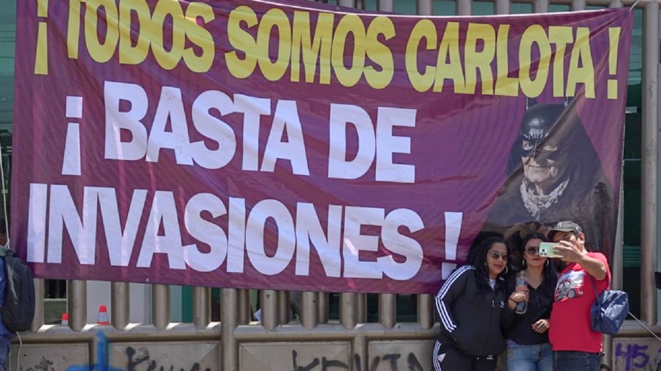 Vecinos se manifiestan apoyando a Doña Carlota.