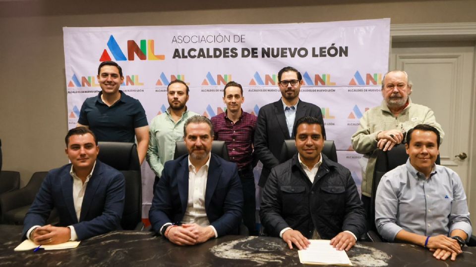 Alcaldes de Nuevo León reunidos en Monterrey para coordinar acciones de movilidad intermunicipal.