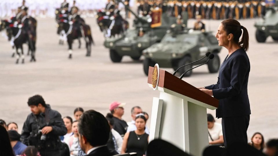 Homenaje a las Fuerzas Armadas: Reconocimiento a su disciplina, honor y lealtad.
