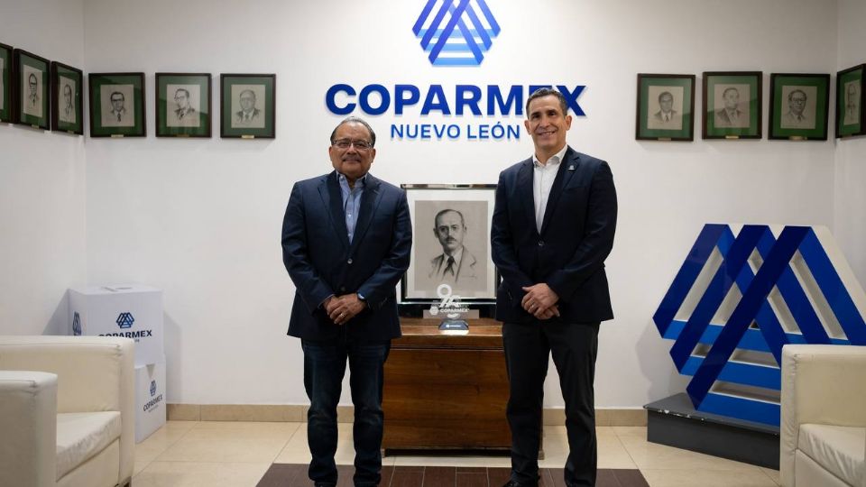 Andrés Mijes, Alcalde de Escobedo, firma el convenio con la COPARMEX para impulsar el desarrollo económico y empresarial del municipio.