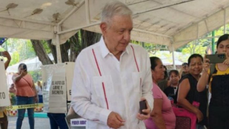 El expresidete López Obrador durante su voto en Chiapas.