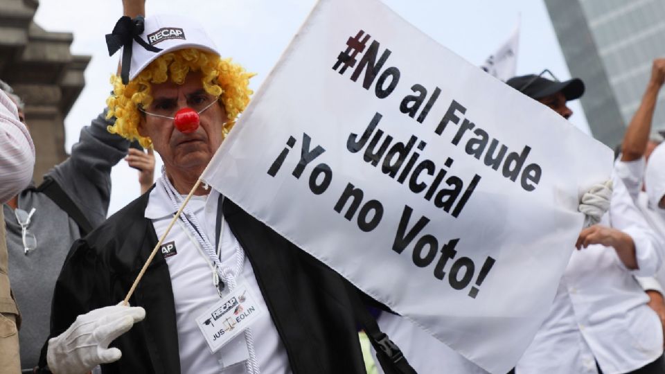 Manifestantes en contra de a elección al Poder Judicial se manifestaron en el Ángel de la Independencia.