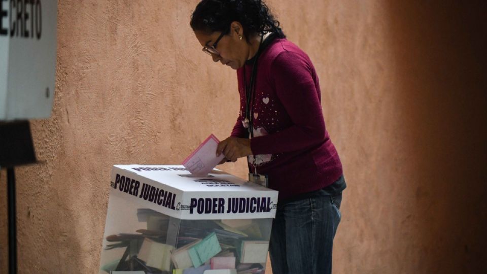 Una mujer emite su voto en las elecciones del Poder Judicial, en la casilla correspondiente distrito 13 en la alcaldía Benito Juárez.