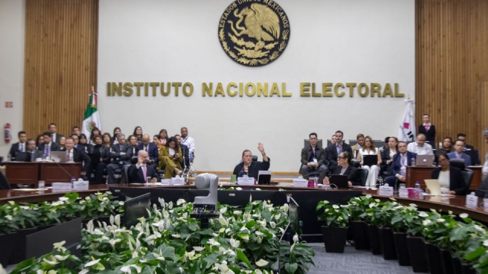 Guadalupe Taddei Zavala, presidenta del Instituto Nacional Electoral (INE) acompañada de consejeros durante sesión por la jornada Electoral Elecciones del Poder Judicial 2025.
