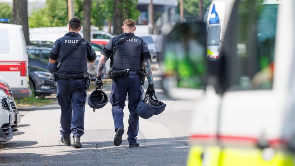 En otras imágenes se ven como decenas de agentes de la policía evacúan a los alumnos del centro.