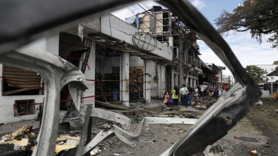 Imagen de los escombros luego de una explosión este martes, en Corinto, Cauca (Colombia).